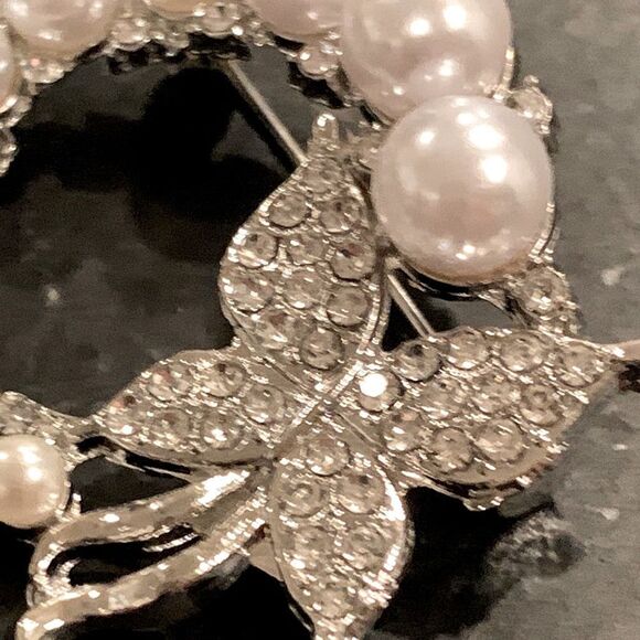 Vintage Style Circle Lapel Pin - Butterfly & Faux Pearl Brooch, Silver Tone Gift - Picture 4 of 9